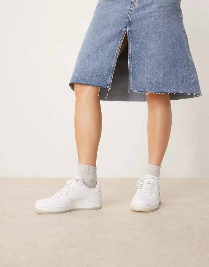 Nike Air Force 1 '07 sneakers in white with gum sole - Image 4