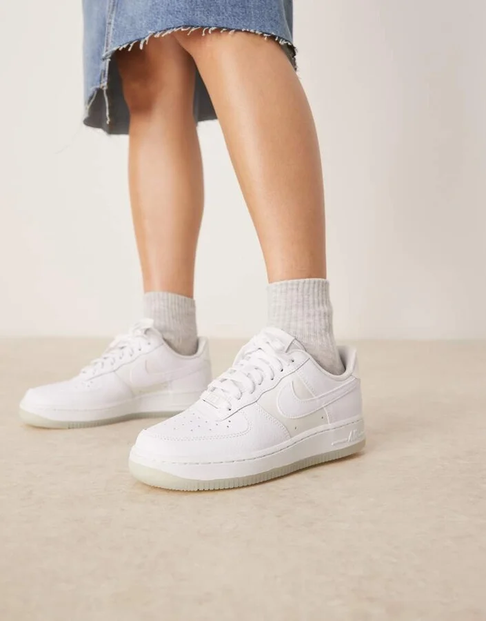 Nike Air Force 1 '07 sneakers in white with gum sole