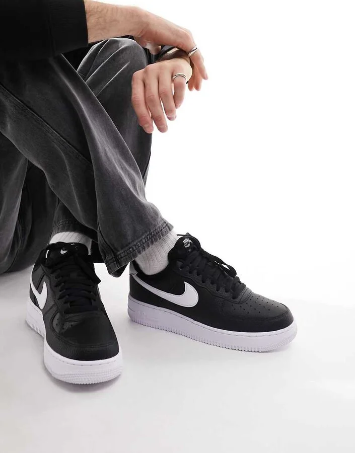 Nike Air Force 1'07 sneakers in black and white - Image 4