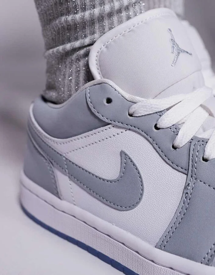 Nike Air Jordan 1 Low sneakers in white and gray - Image 3