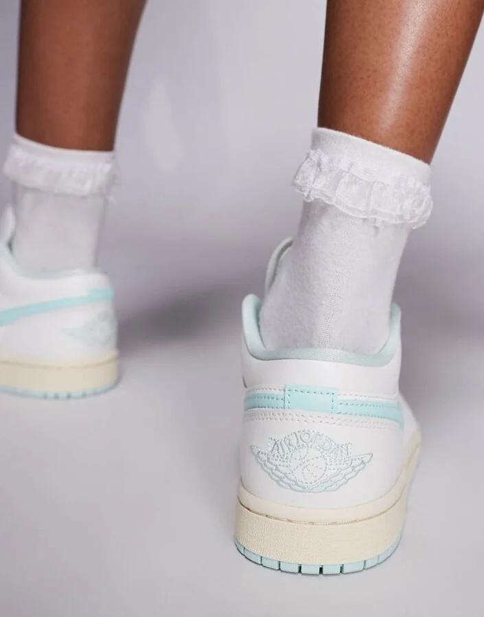 Nike Air Jordan 1 Low sneakers in white and light blue - Image 3