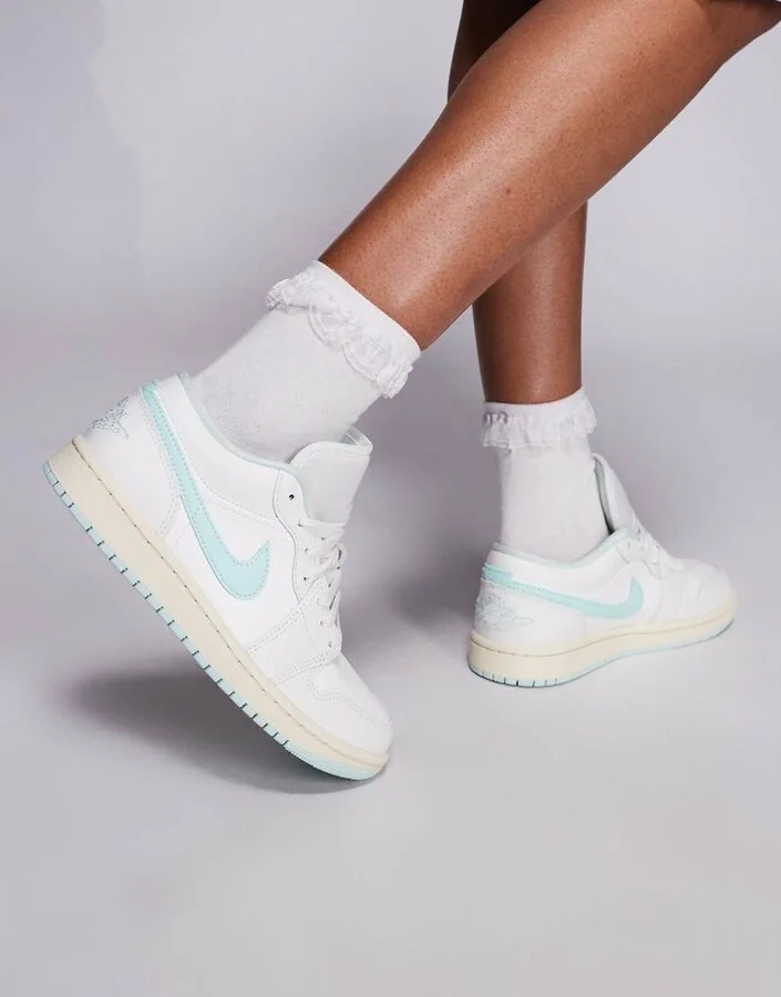 Nike Air Jordan 1 Low sneakers in white and light blue - Image 4