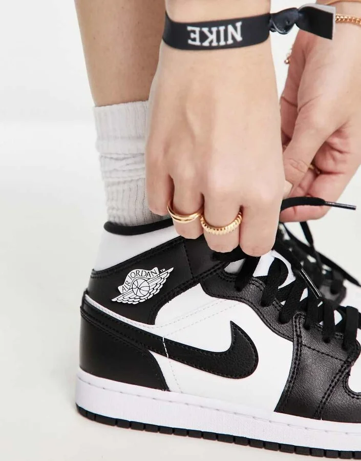 Nike Air Jordan 1 Mid sneakers in white and black - Image 3