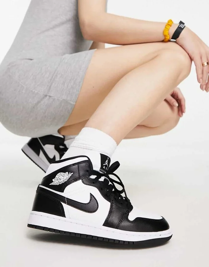 Nike Air Jordan 1 Mid sneakers in white and black - Image 4