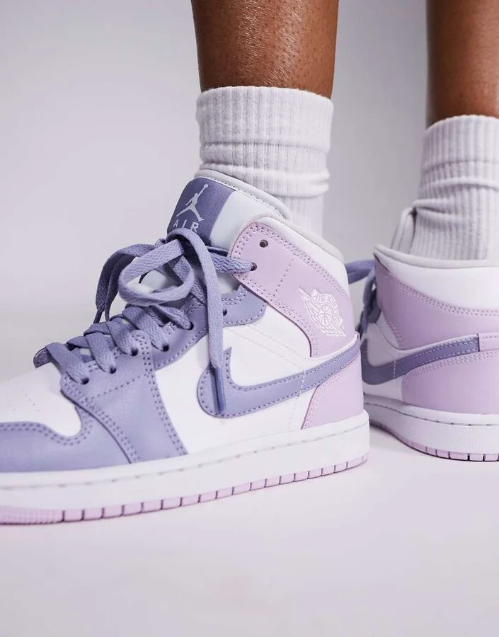 Nike Air Jordan 1 Mid sneakers in white and light purple - Image 2