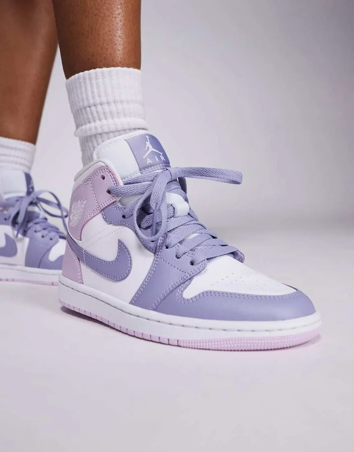 Nike Air Jordan 1 Mid sneakers in white and light purple - Image 3