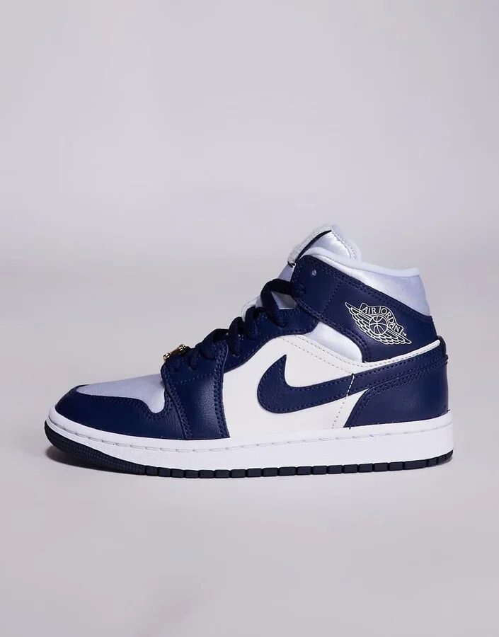 Nike Air Jordan 1 Mid sneakers in white and navy - Image 2