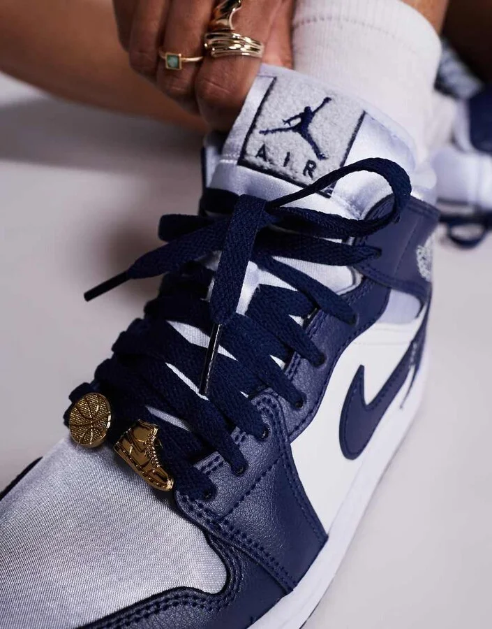 Nike Air Jordan 1 Mid sneakers in white and navy - Image 4