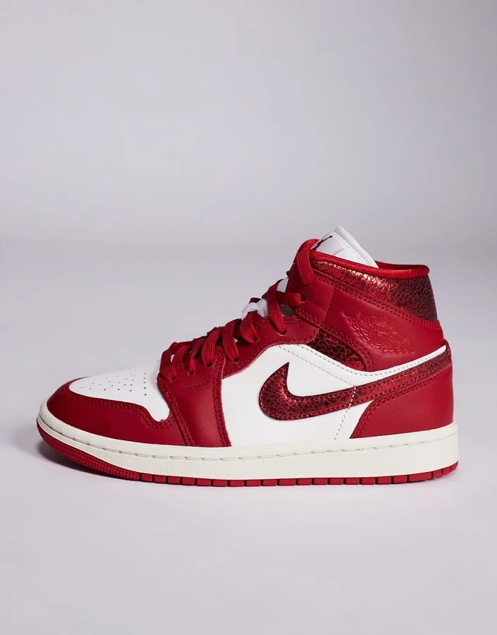 Nike Air Jordan 1 Mid sneakers in white and red - Image 2