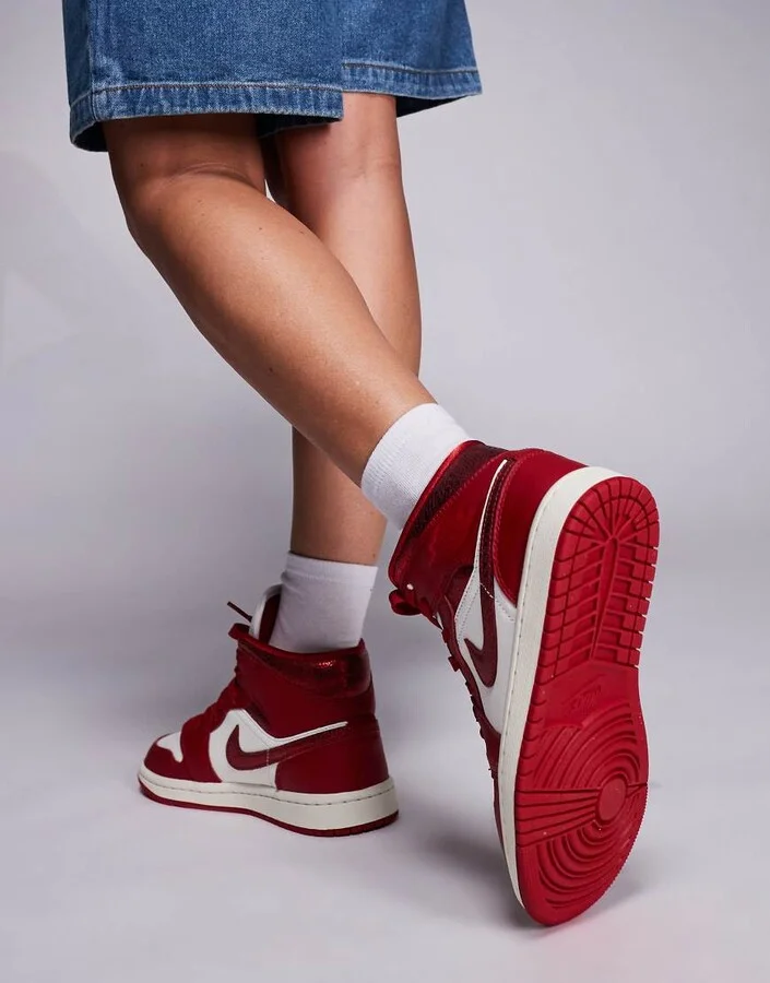 Nike Air Jordan 1 Mid sneakers in white and red - Image 3