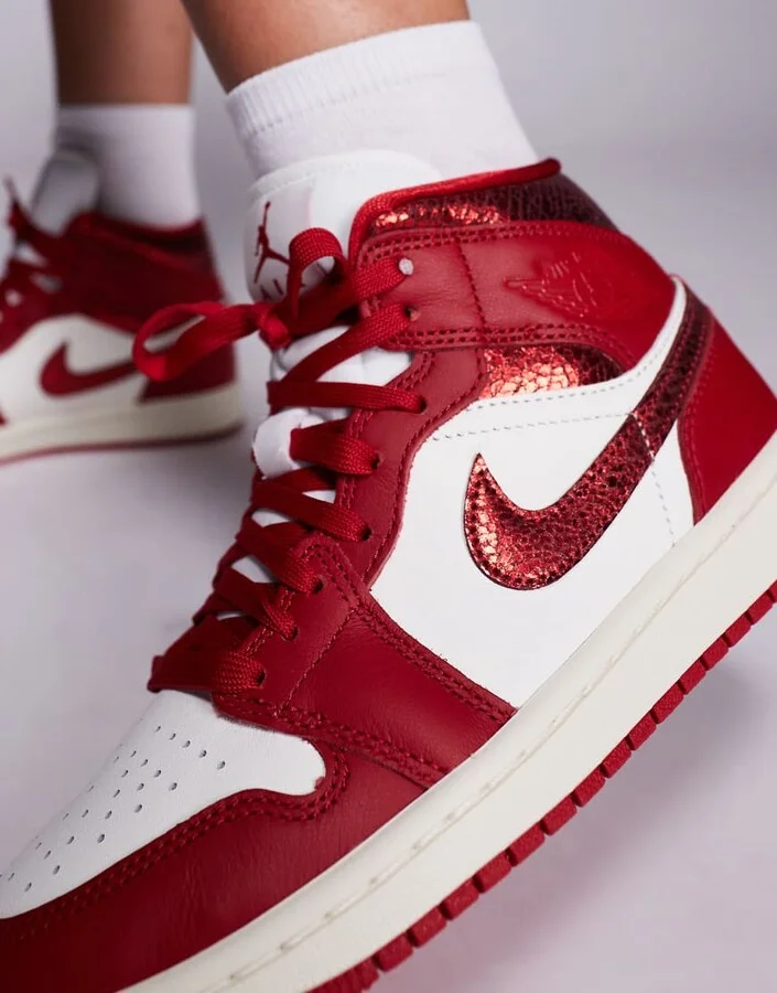Nike Air Jordan 1 Mid sneakers in white and red - Image 4
