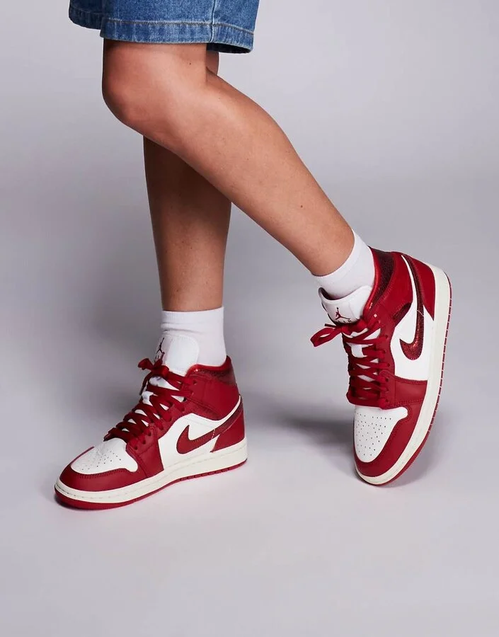 Nike Air Jordan 1 Mid sneakers in white and red