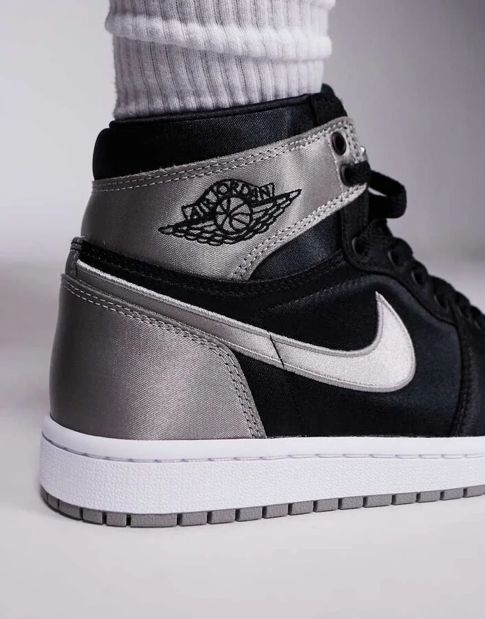 Nike Air Jordan 1 Retro High OG sneakers in black and gray - Image 3
