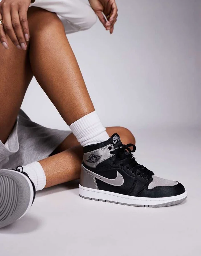 Nike Air Jordan 1 Retro High OG sneakers in black and gray
