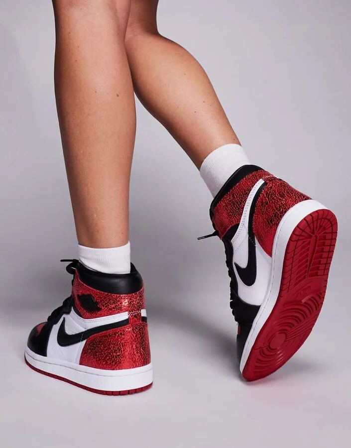 Nike Air Jordan 1 Retro High OG sneakers in red and black - Image 3