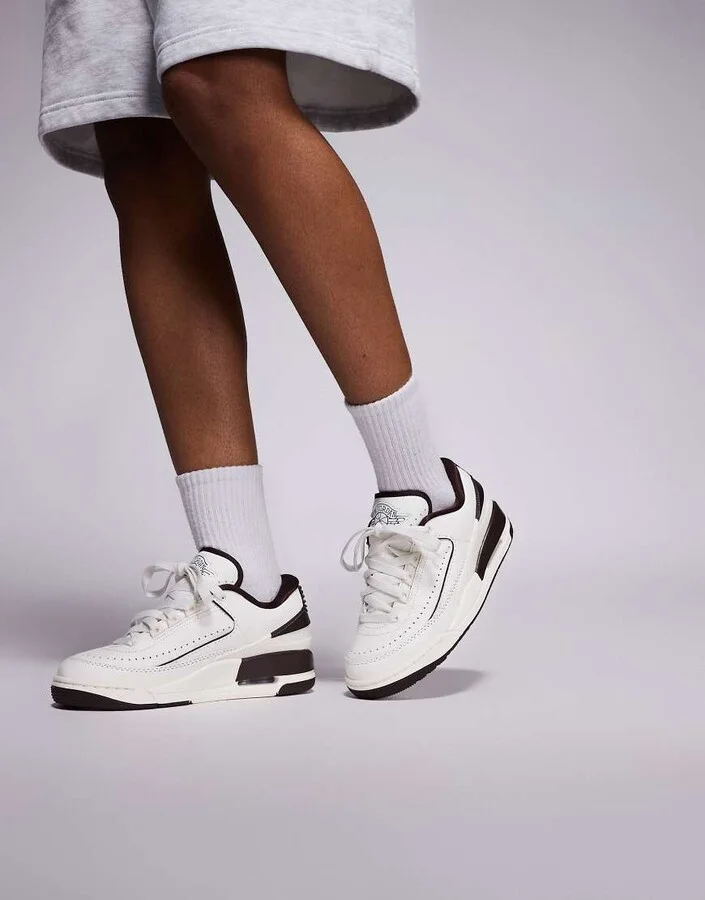 Nike Air Jordan 2/3 sneakers in white and brown