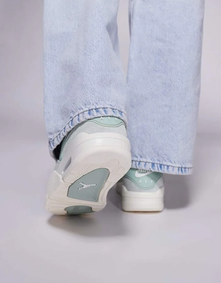 Nike Air Jordan 4 RM sneakers in light green and white - Image 3
