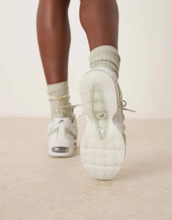 Nike Air Max 95 sneakers in light green - Image 4