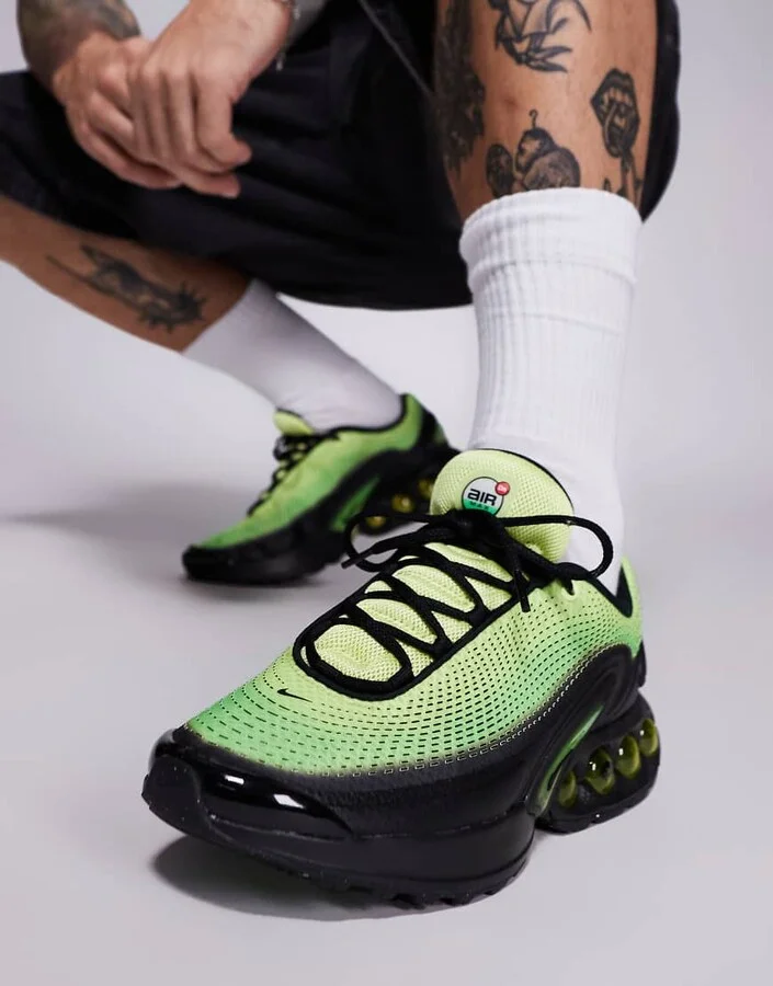 Nike Air Max DN sneakers in black and green - Image 2