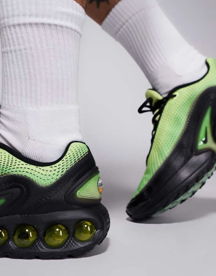 Nike Air Max DN sneakers in black and green - Image 3