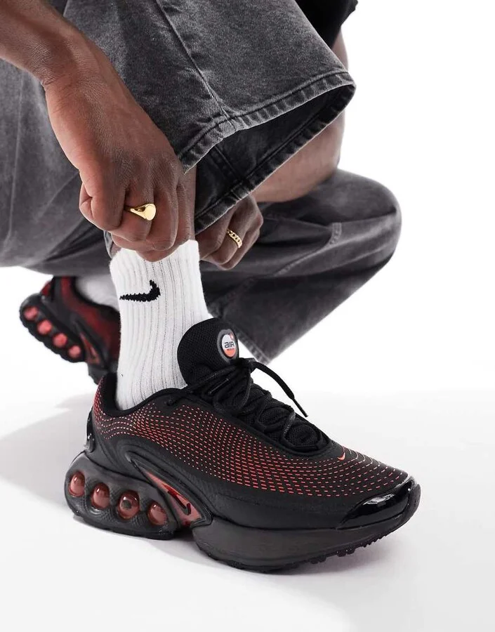 Nike Air Max DN sneakers in black and red - Image 3