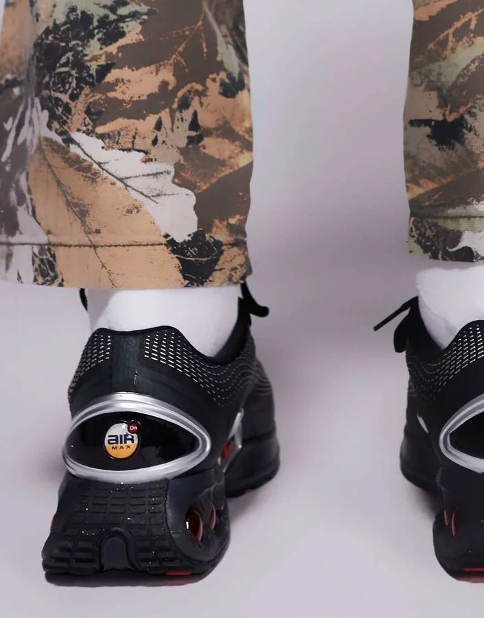 Nike Air Max DN sneakers in black and red - Image 2
