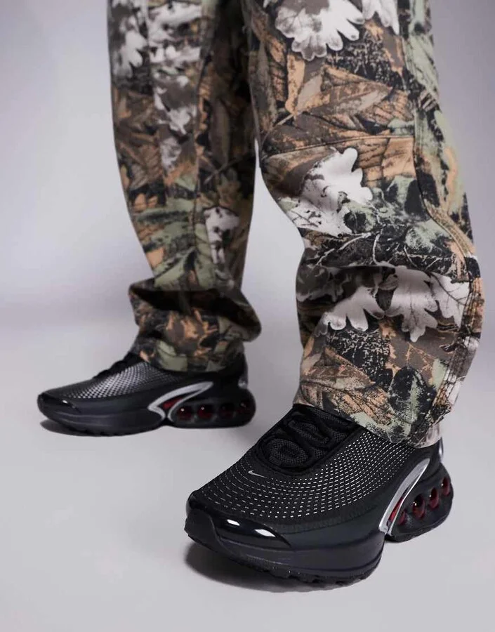 Nike Air Max DN sneakers in black and red - Image 4