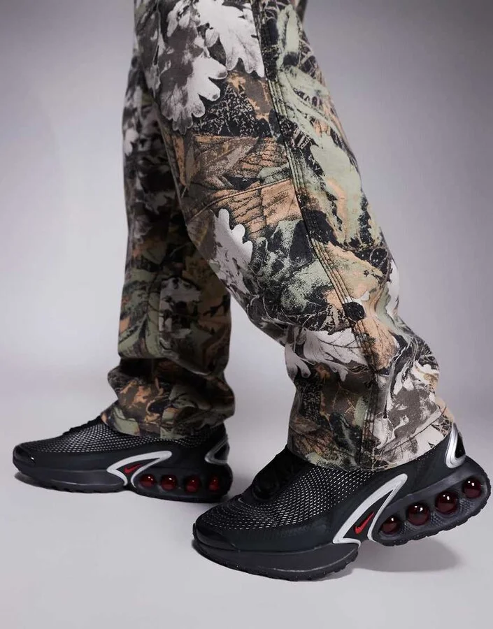 Nike Air Max DN sneakers in black and red
