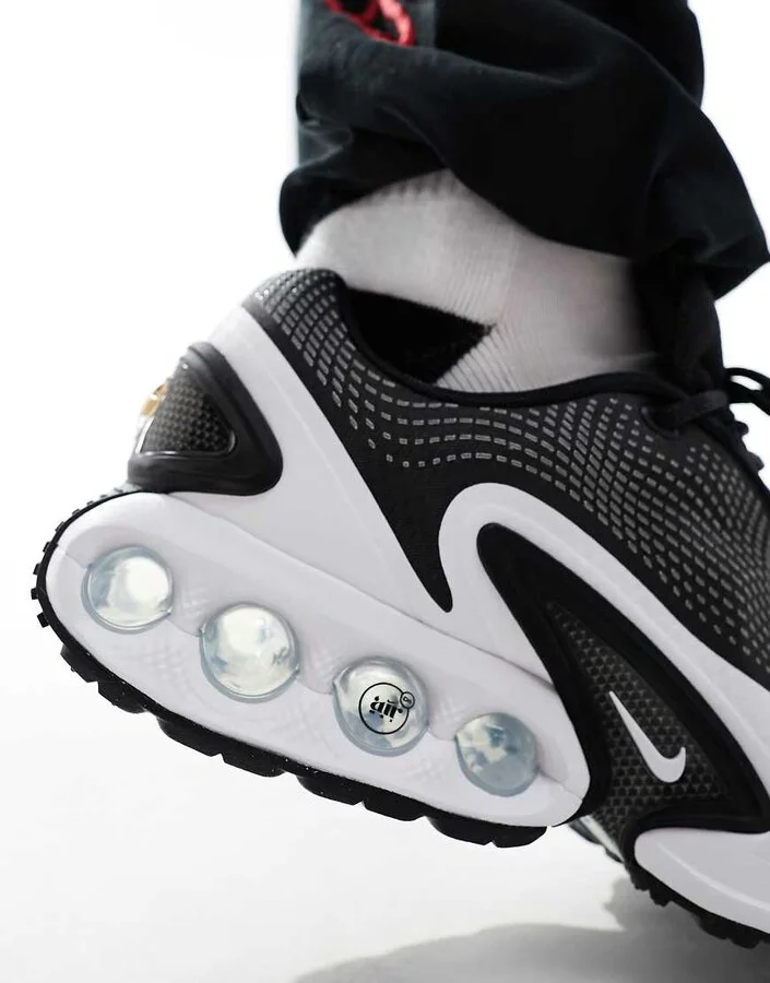 Nike Air Max DN sneakers in black and white - Image 4