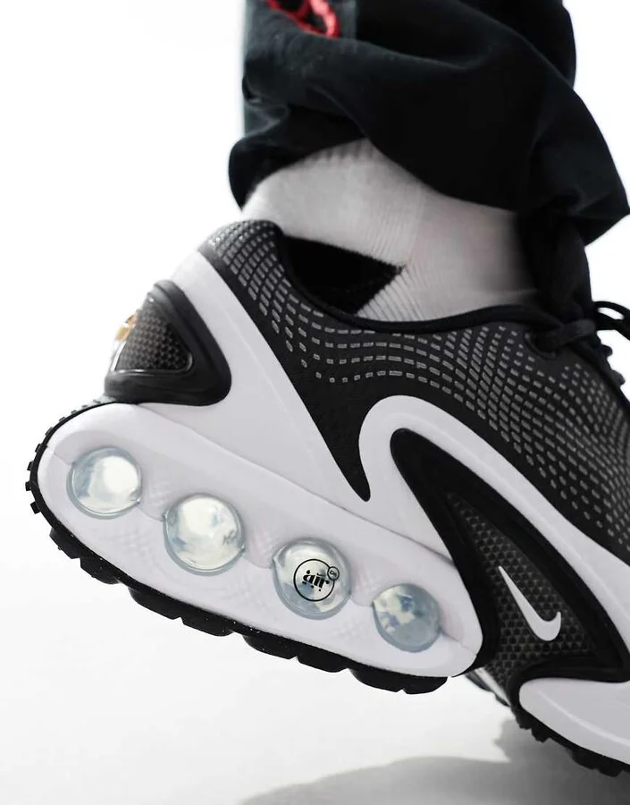 Nike Air Max DN sneakers in black and white - Image 4