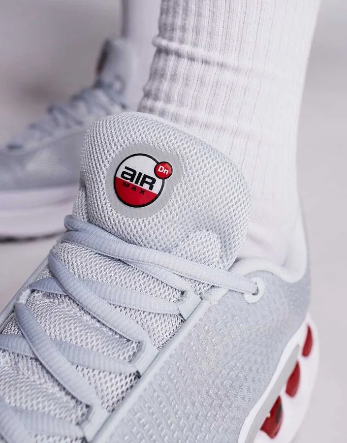 Nike Air Max DN sneakers in light gray and red - Image 3
