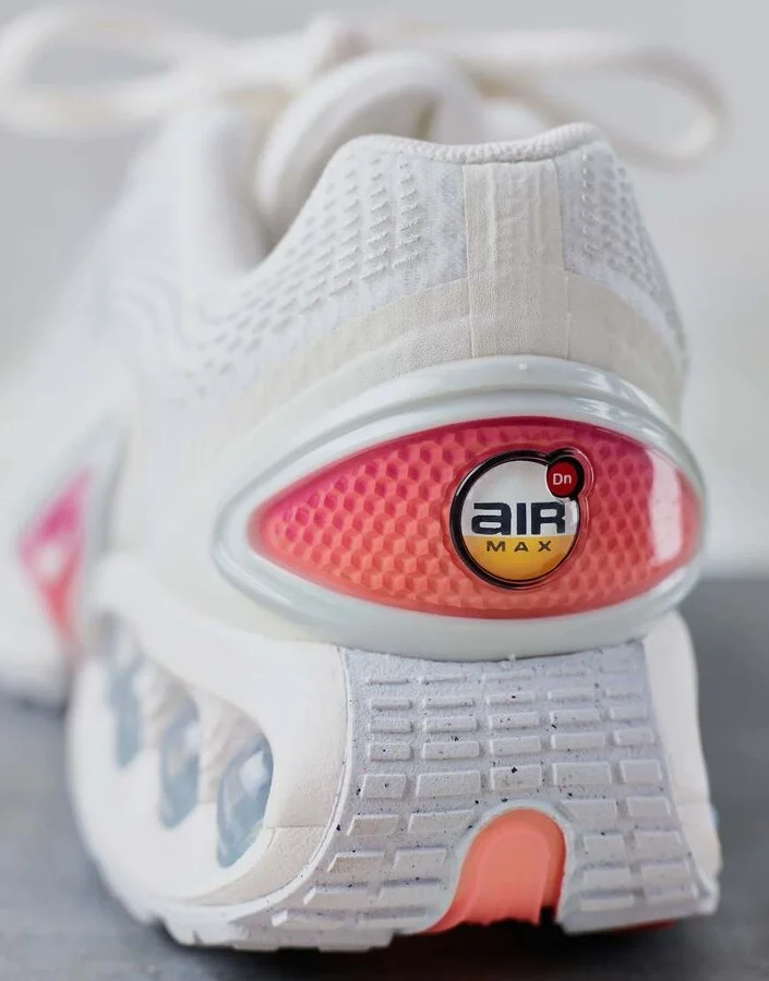 Nike Air Max DN sneakers in off white and purple - Image 3