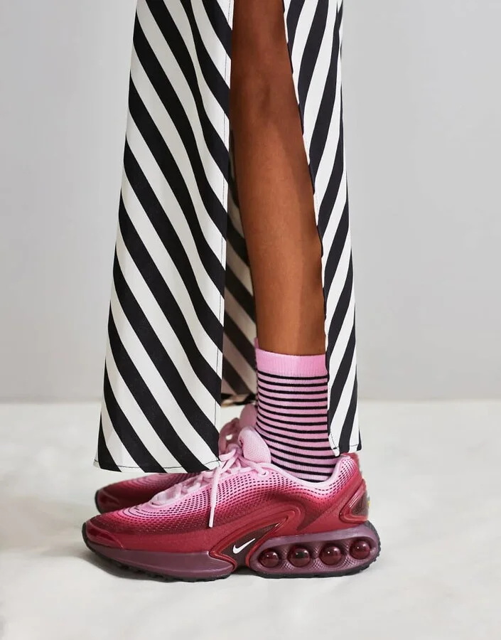 Nike Air Max DN sneakers in pink and burgundy - Image 2