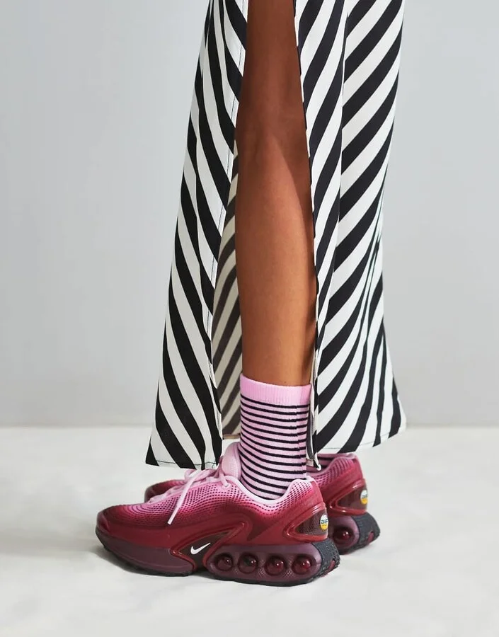 Nike Air Max DN sneakers in pink and burgundy - Image 4