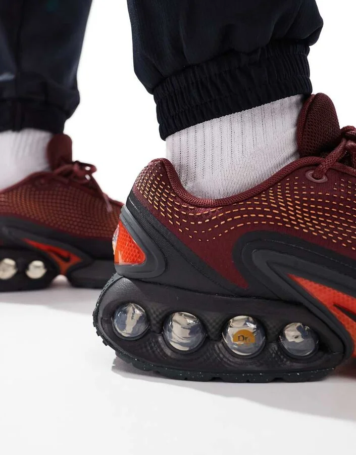 Nike Air Max DN sneakers in red and black - Image 3