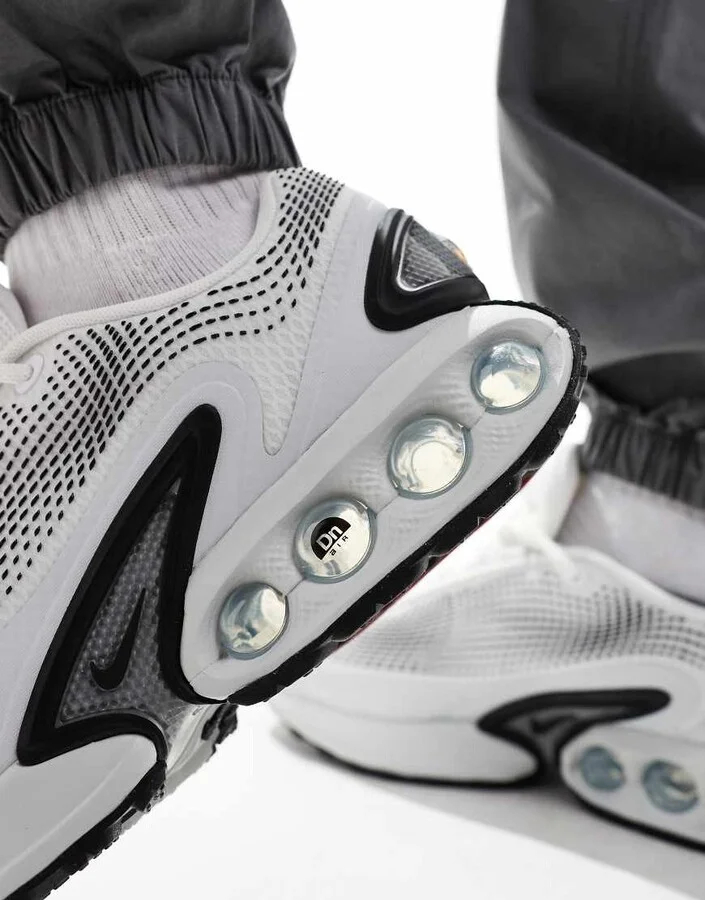 Nike Air Max DN sneakers in white and black - Image 3