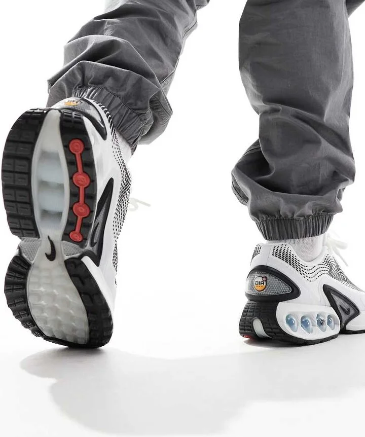 Nike Air Max DN sneakers in white and black - Image 4