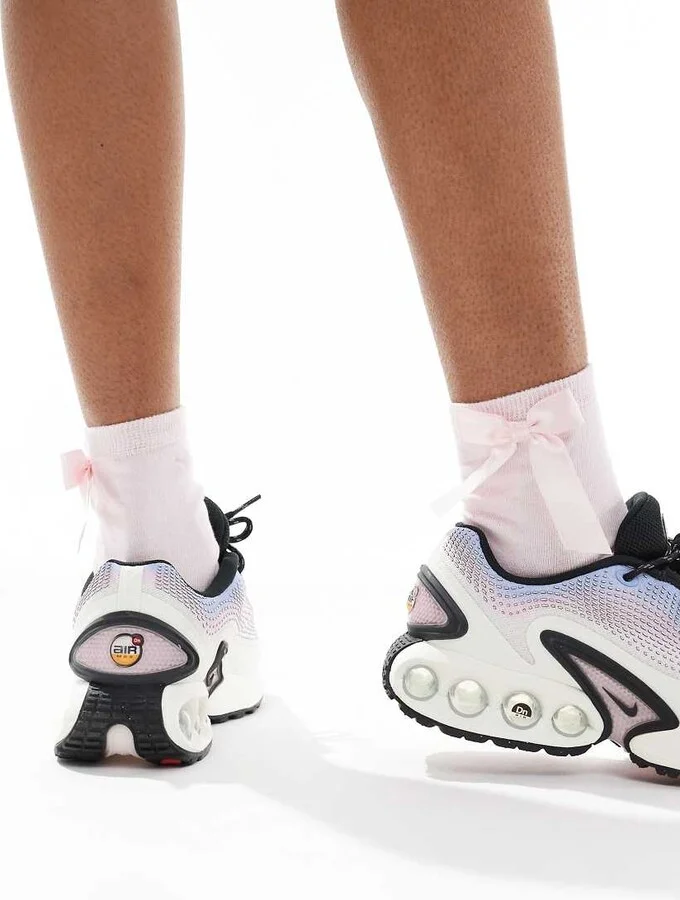 Nike Air Max DN sneakers in white and pink - Image 3