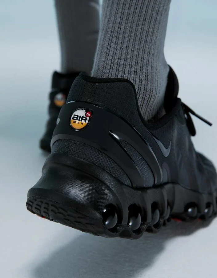 Nike Air Max DN8 sneakers in black - Image 2