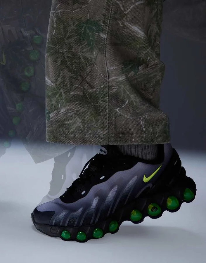Nike Air Max DN8 sneakers in black and gray - Image 2