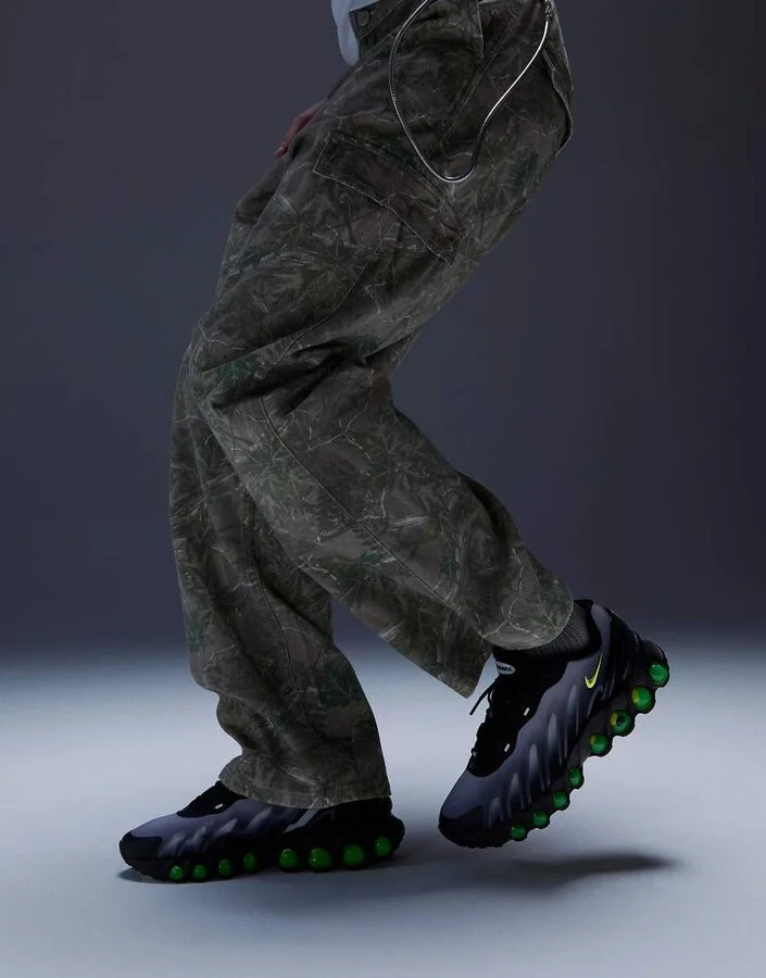 Nike Air Max DN8 sneakers in black and gray