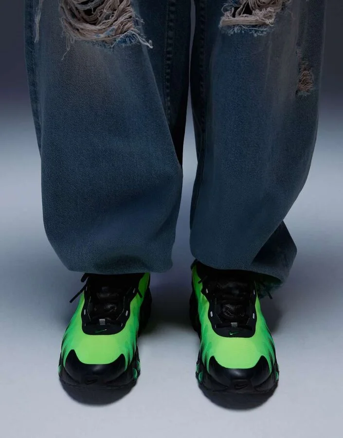 Nike Air Max DN8 sneakers in black and green - Image 2