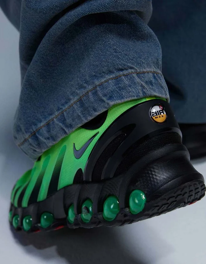 Nike Air Max DN8 sneakers in black and green - Image 4