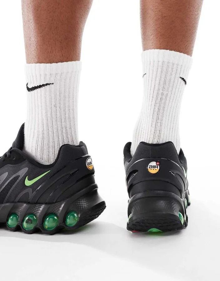 Nike Air Max DN8 sneakers in black & green - Image 2