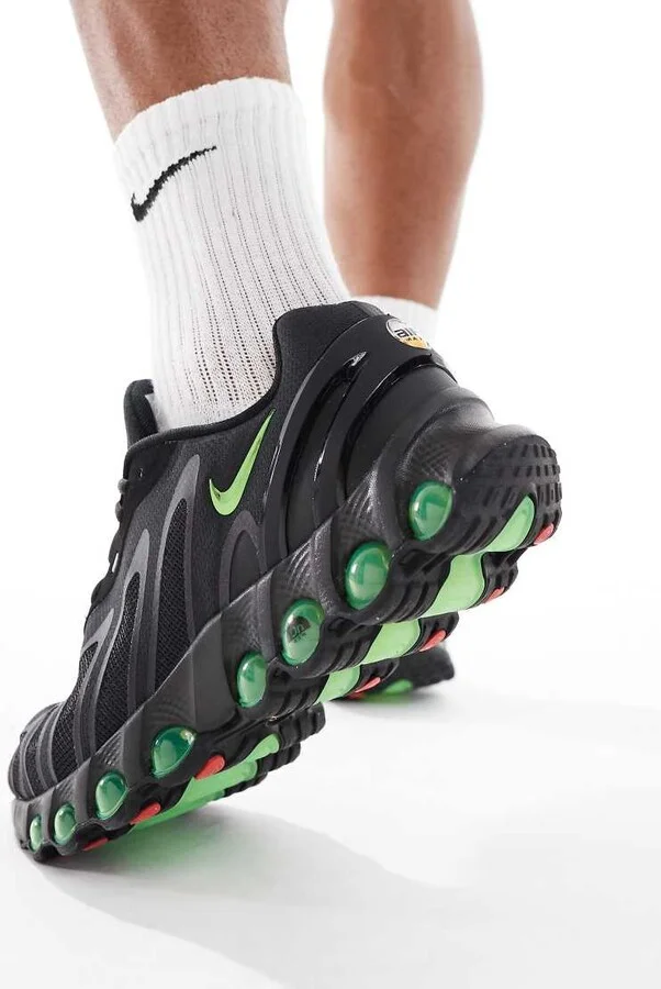Nike Air Max DN8 sneakers in black & green - Image 3