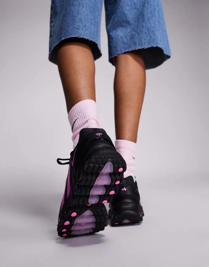 Nike Air Max DN8 sneakers in black & pink - Image 3