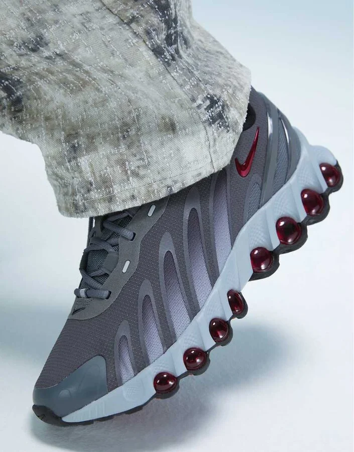 Nike Air Max DN8 sneakers in gray and red - Image 3