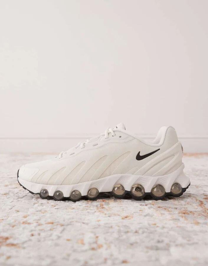 Nike Air Max DN8 sneakers in off white and black - Image 2