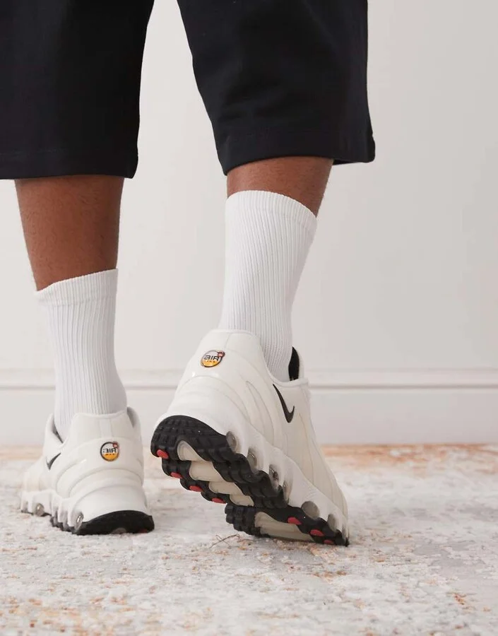 Nike Air Max DN8 sneakers in off white and black - Image 4