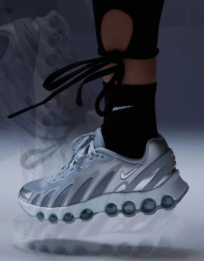 Nike Air Max DN8 sneakers in silver - Image 2